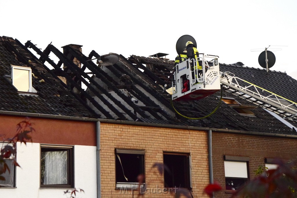 Feuer 2 Vollbrand Reihenhaus Roggendorf Berrischstr P216.JPG - Miklos Laubert